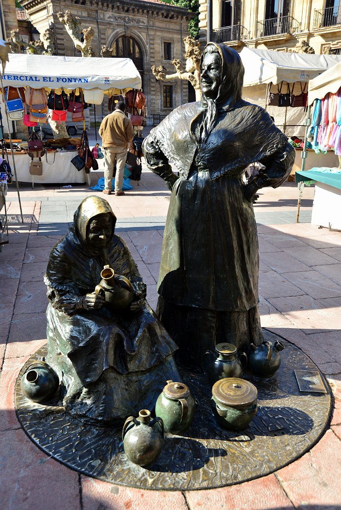 52 Oviedo, statue al mercato.JPG